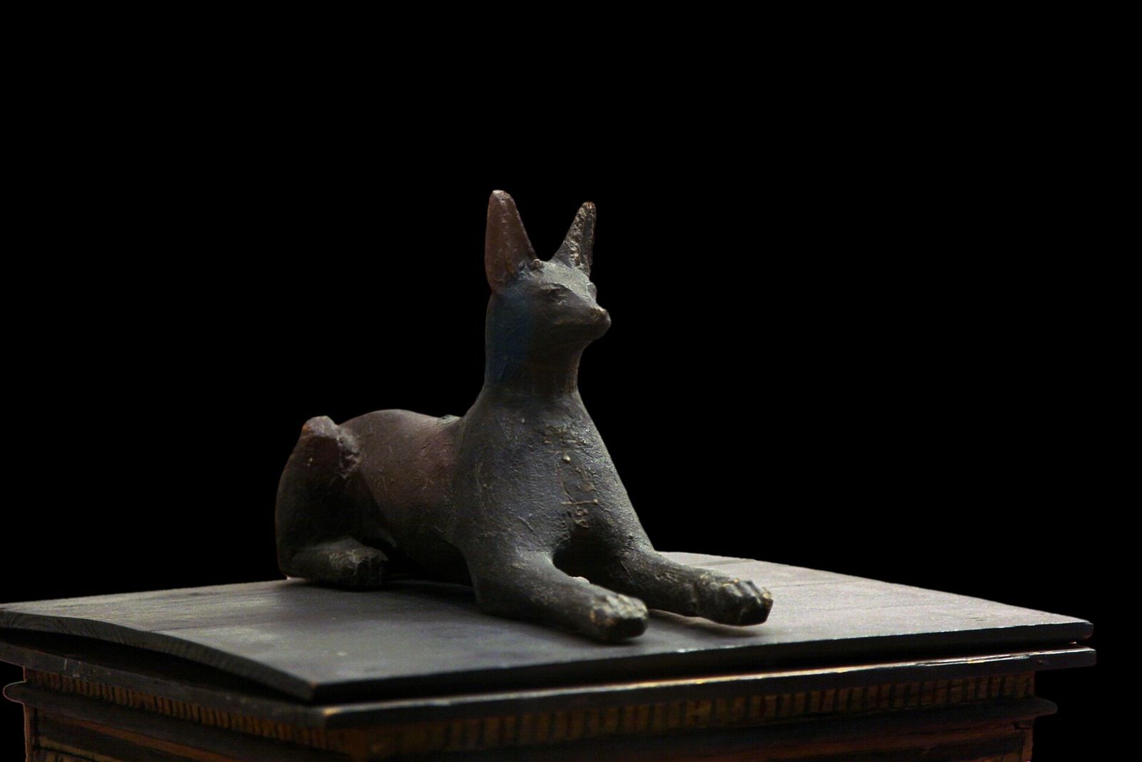 Estatua de Anubis recostado sobre un cofre, Museo del Louvre