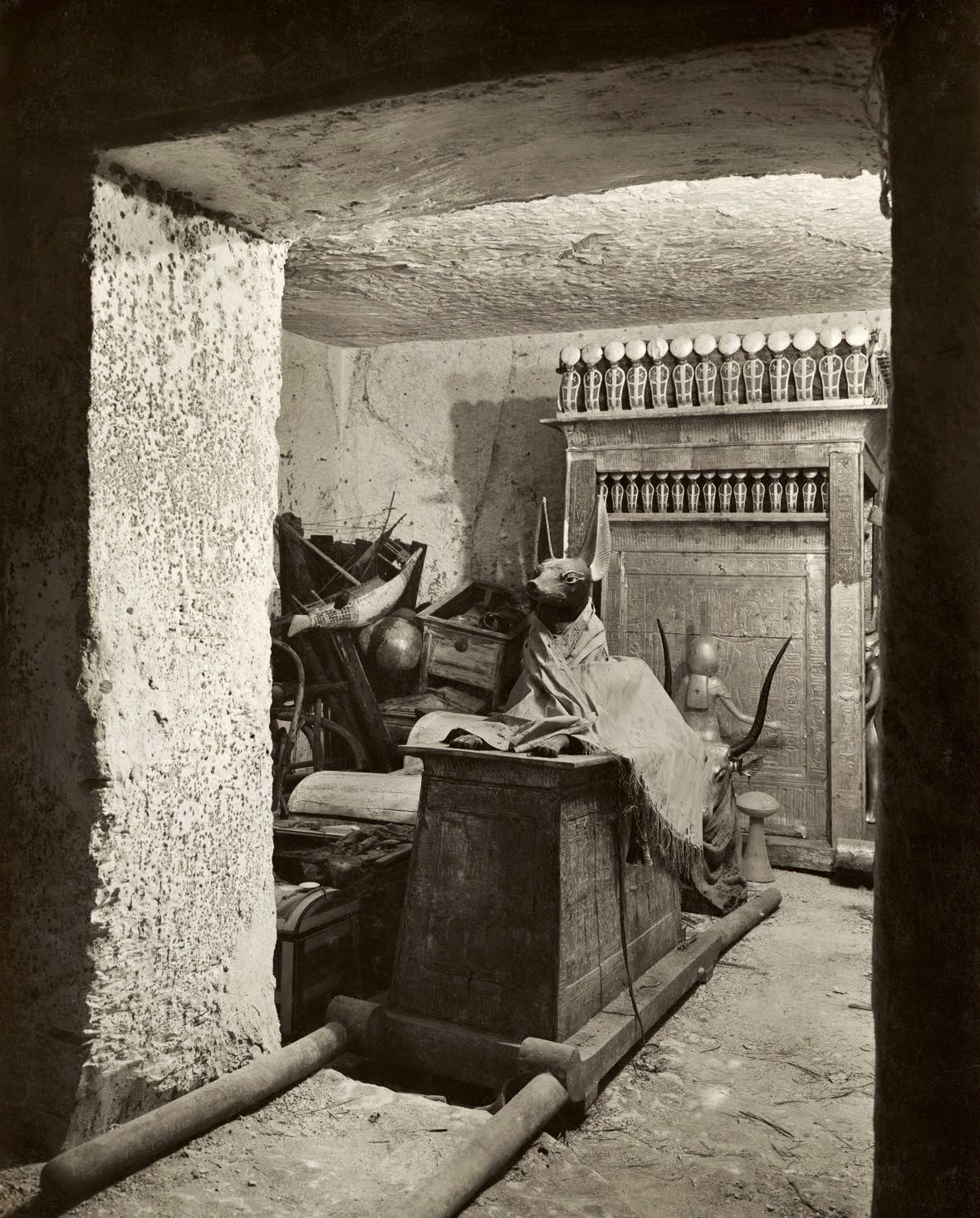 Fotografía de 1922 de la tumba de Tutankamón con la estatua de Anubis
